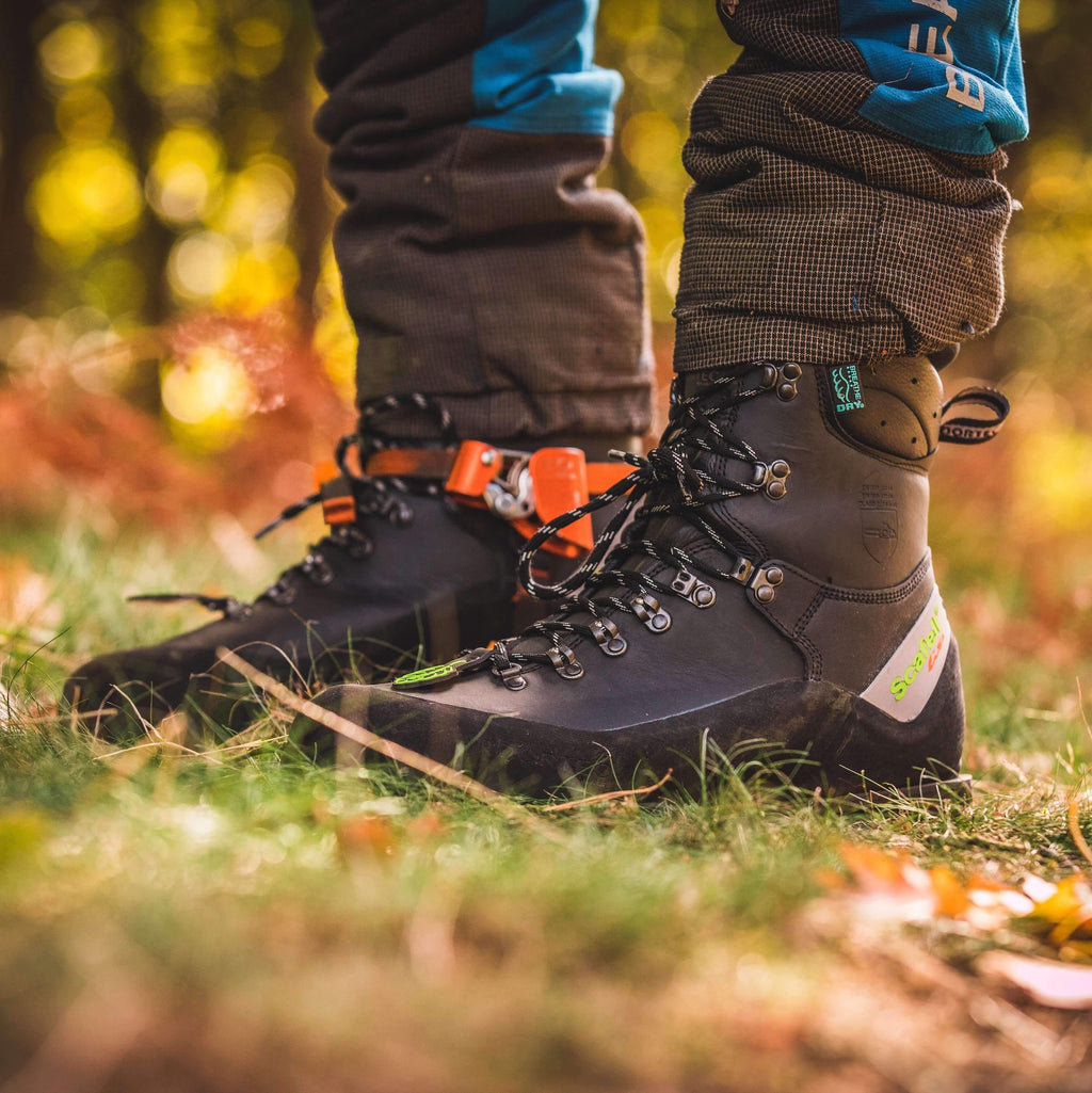 AT33100 - Scafell Lite Schutzstiefel für Motorsägen Klasse 2 - Schwarz
